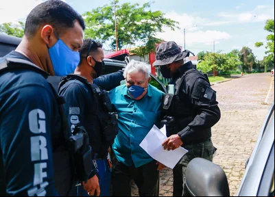Francisco Barreto acompanhado por policiais