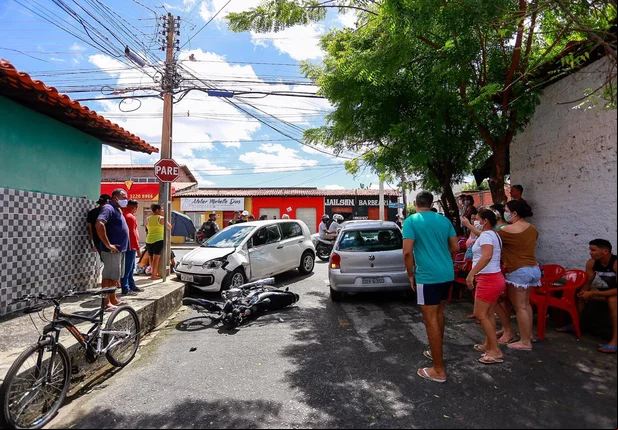 Colisão entre carro e motocicleta na zona sul de Teresina