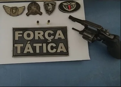 Arma de fogo encontrada com o suspeito 