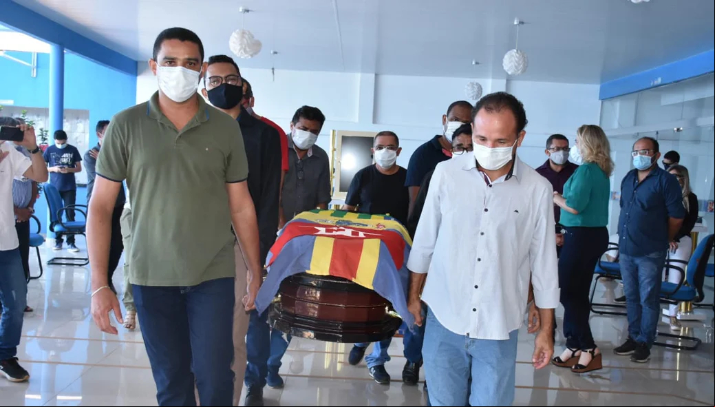 Amigos levam o caixão de Assis Carvalho