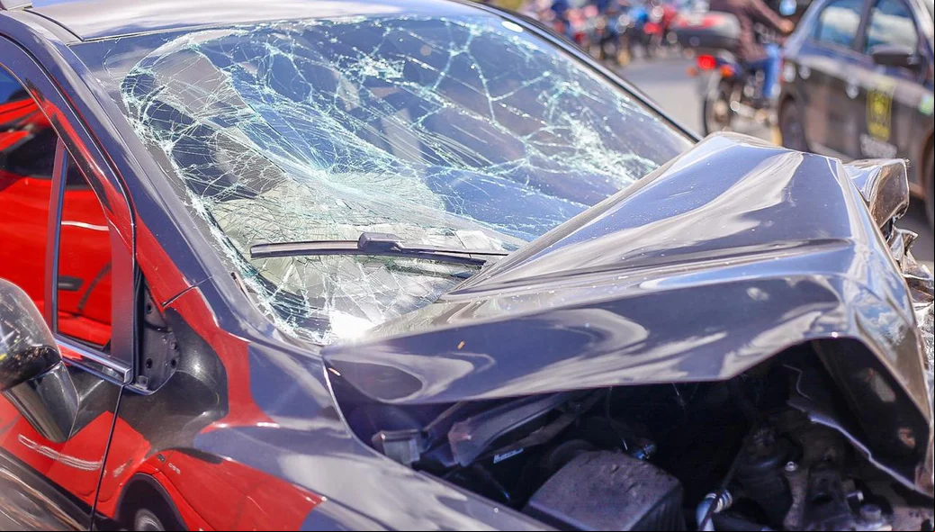 O vidro do carro trincou devido a colisão