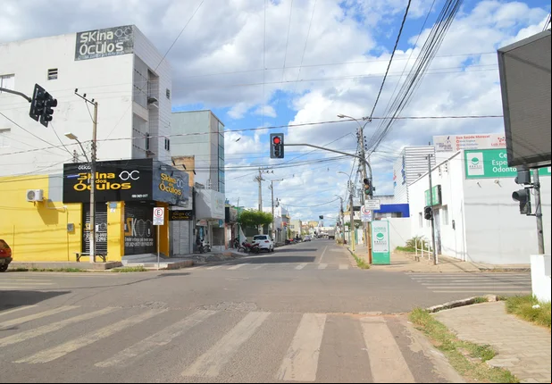 Fiscalização fecha comércios que ignoraram decreto em Picos