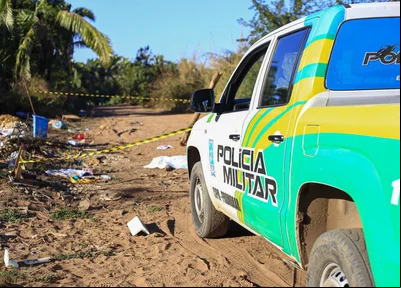 Viatura da Polícia Militar no local de crime