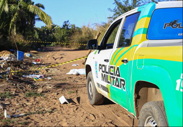 Viatura da Polícia Militar no local de crime