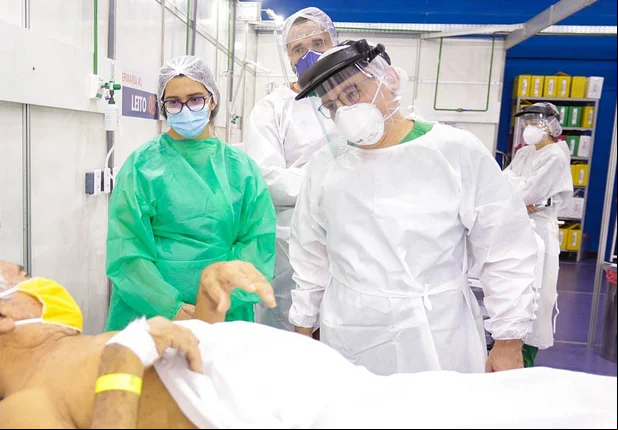 Prefeito Firmino Filho visitando hospital