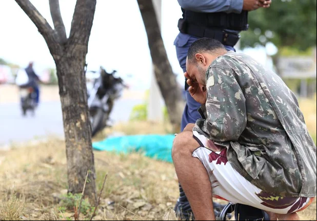 Homem morre ao colidir moto em duas árvores no Lourival Parente