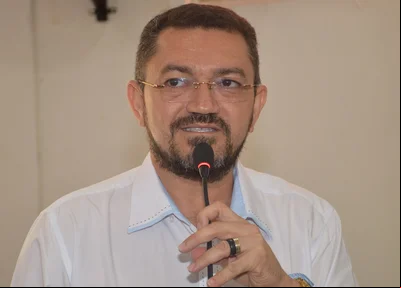 Padre Walmir confirma rompimento com Araujinho