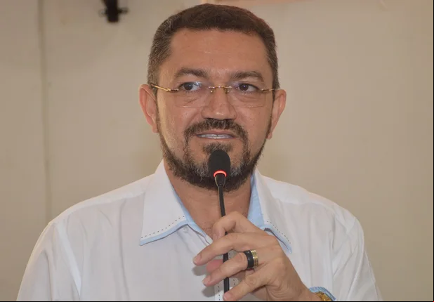 Padre Walmir confirma rompimento com Araujinho