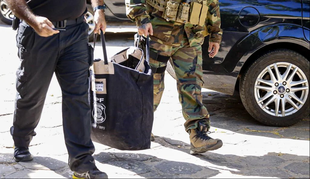 Policias com material apreendido na 3ª fase da Operação Topique