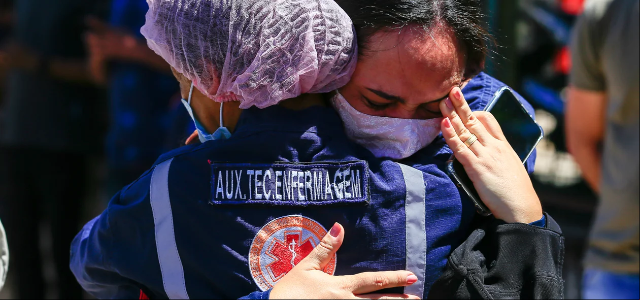 Enfermeiros chorando durante cortejo 