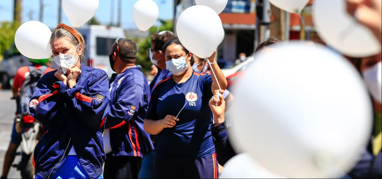 Médica emocionada durante cortejo