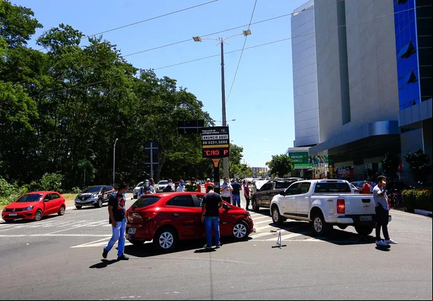 Criminoso colide em carro durante perseguição da DEPRE