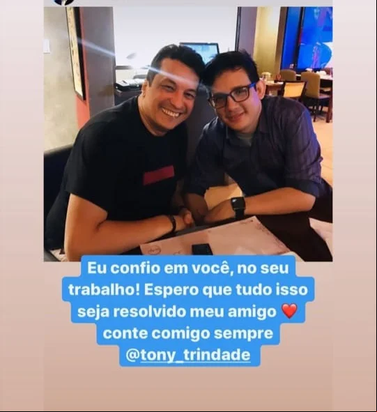 Erlan Bastos também divulgou foto apoiando o jornalista