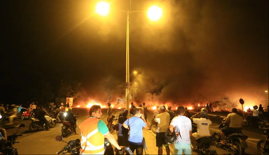 Manifestantes queimaram pneus na via