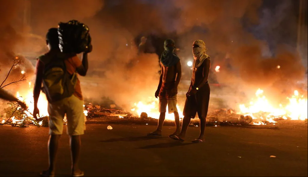 Pessoas manifestam em Teresina