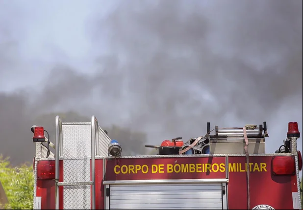 Corpo de Bombeiros foi acionado para conter as chamas 