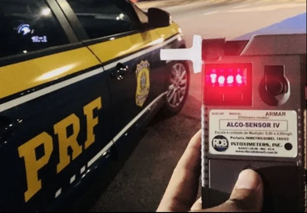 Homem estava embriagado no momento em que colidiu na viatura policial