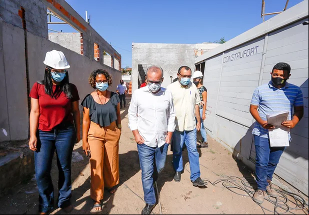 Firmino visita obra de construção de centro de assistência social