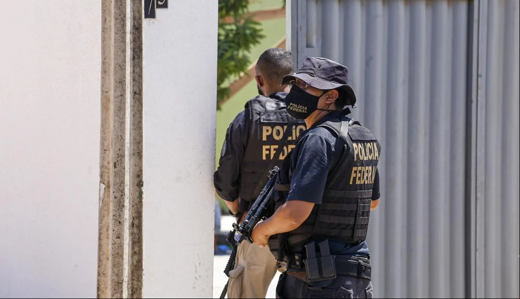 Agentes da Polícia Federal cumprem mandado na Operação Integração