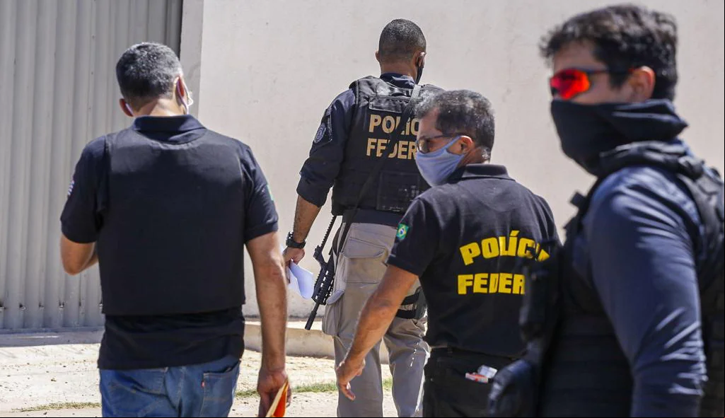 Policiais federais em conjunto com equipe do DENARC e Gaeco