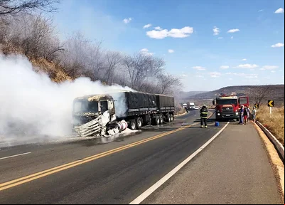 Carreta pegou fogo na BR 316