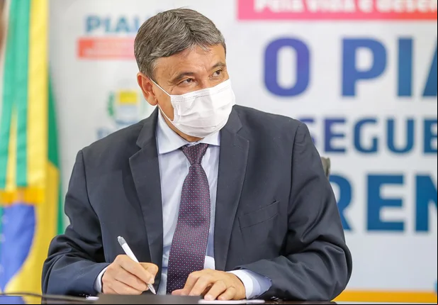 Governador Wellington Dias em reunião no Karnak