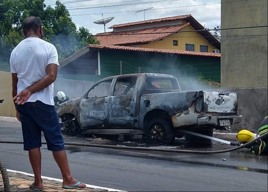 Veículo teve perda total devido às chamas