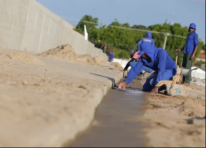 Trabalhadores concluindo a obra 