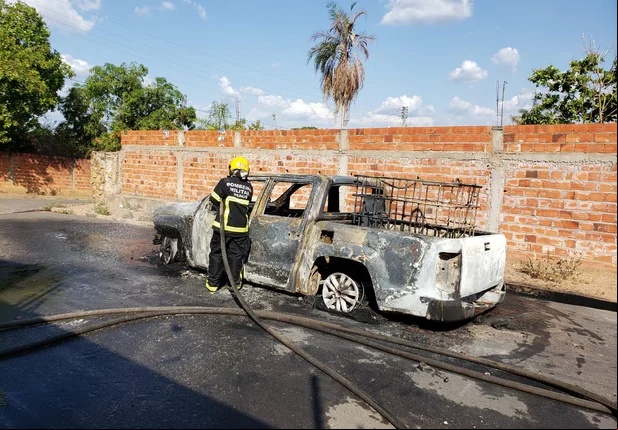 Carro fica destruído após incêndio na zona leste de Teresina  