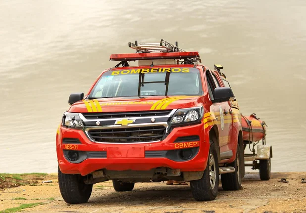 Corpo de Bombeiros do Piauí retirou o corpo de dentro do rio