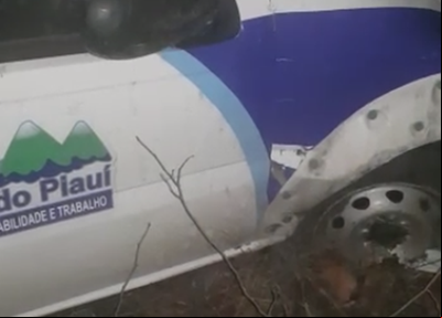 Condutor capota ambulância após desviar de animal