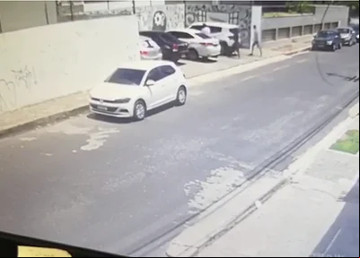 Momento em que os suspeitos rendem a vítima