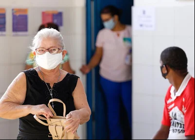 Idosa deixa o local de votação