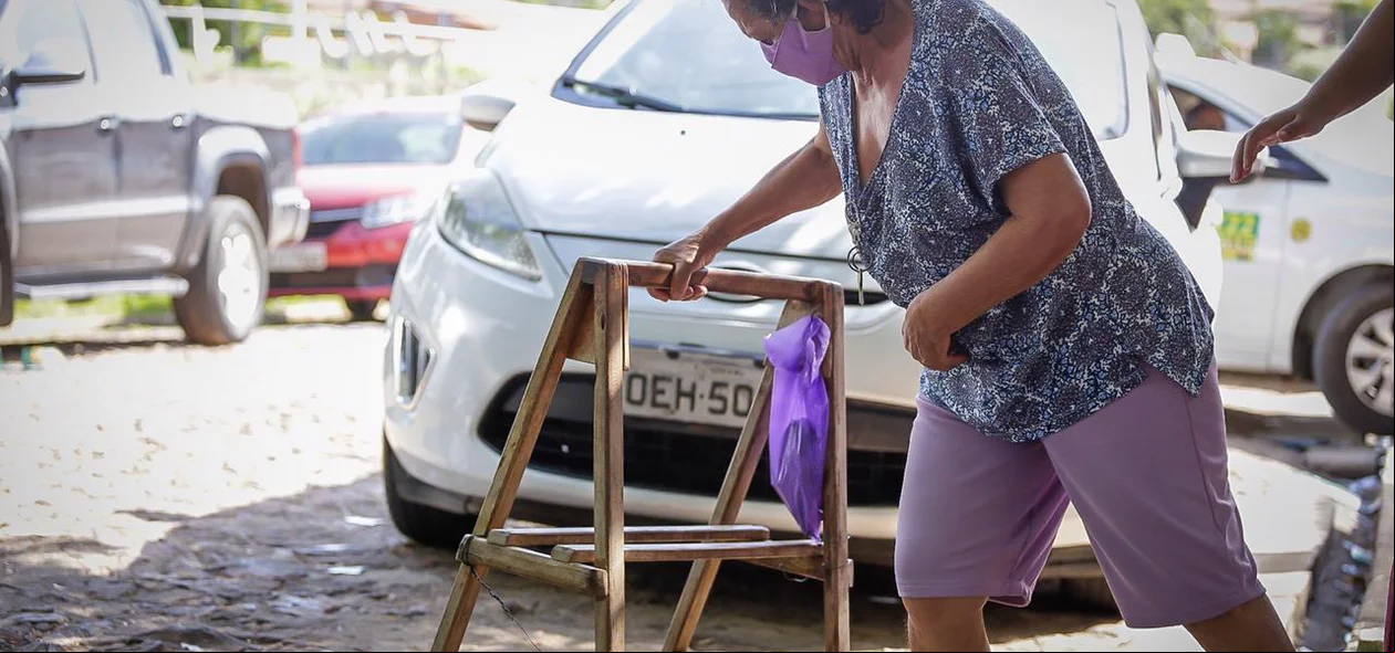 Idosa em seu local de votação