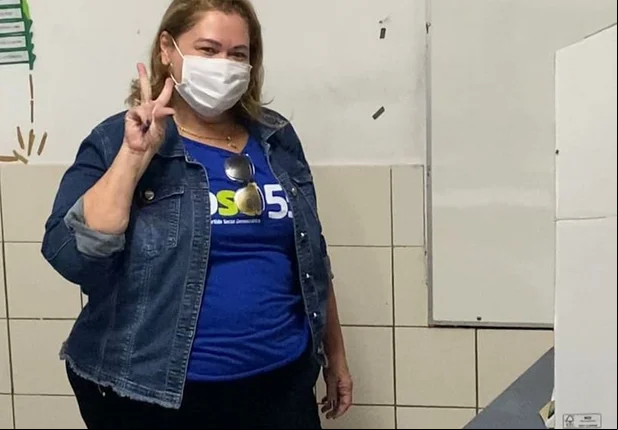 Simone Pereira votando na zona leste de Teresina