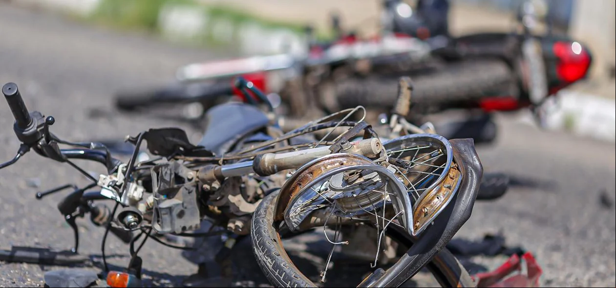 Moto destruída após acidente na Avenida dos Ipês