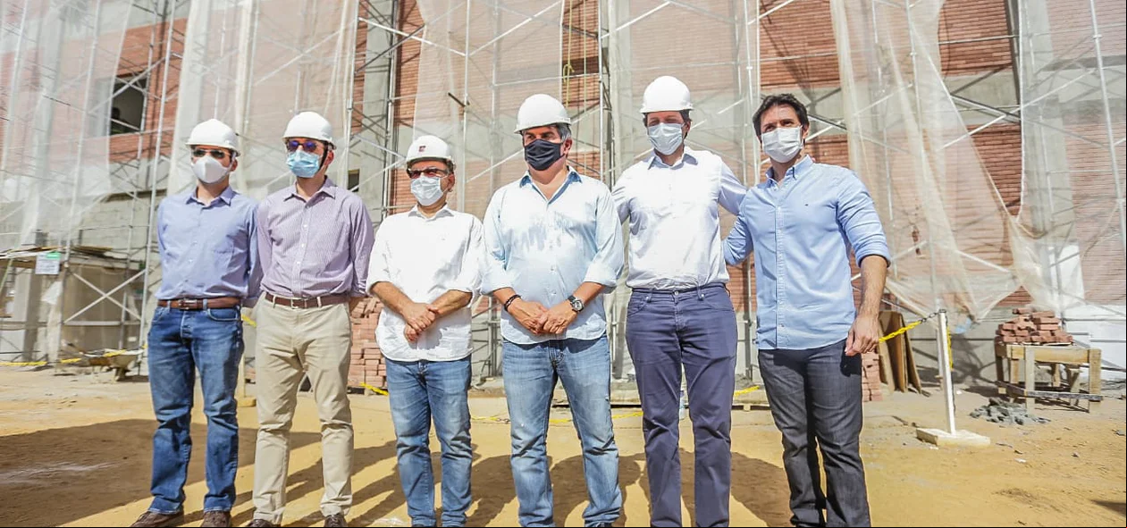 Ciro Nogueira visitando às instalações da empresa 