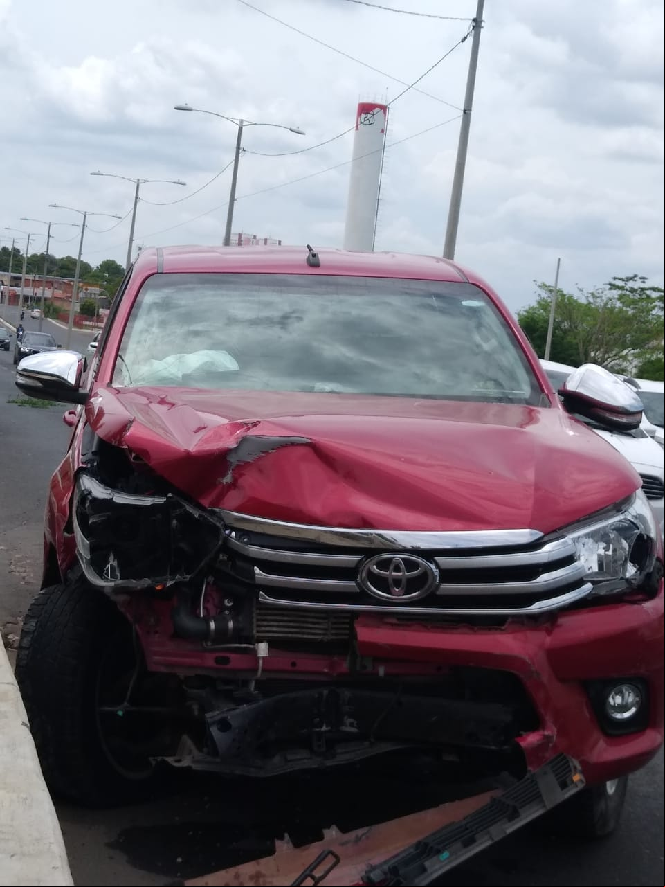 Hilux que colidiu com dois veículos.