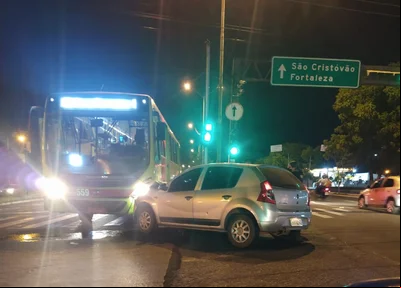 Acusados de assalto colidem em ônibus durante fuga na João XXIII