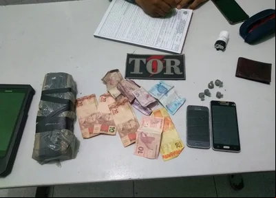 Drogas e dinheiro apreendidos