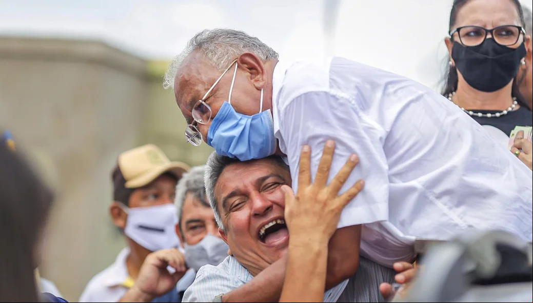 Joninha e Dr. Pessoa abraçados