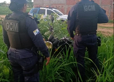 Veículo foi encontrado abandonado em um matagal