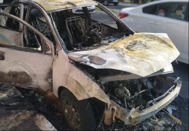 Carro pega fogo em Teresina 