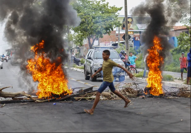 Manifestação de moradores na avenida kennedy em Teresina Piauí