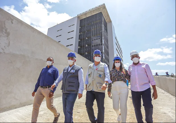 Ministro Marcelo Queiroga visita obra da nova maternidade de Teresina