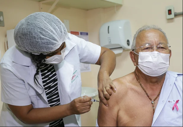 Prefeito Dr. Pessoa toma a dose de reforço contra o coronavírus