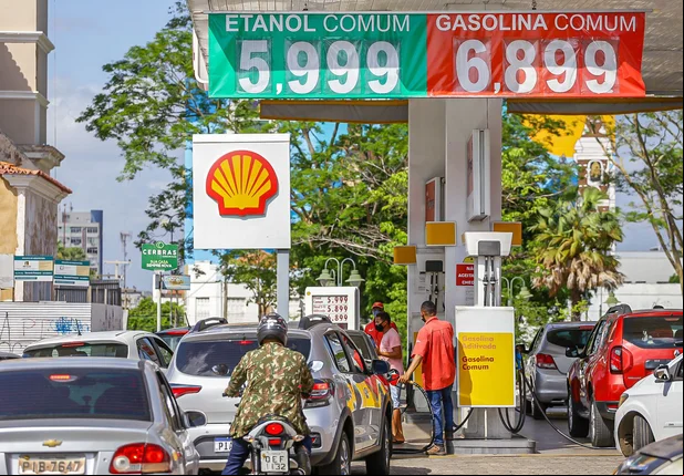 Procon fiscaliza reajuste ilegal e autua postos de combustíveis