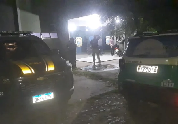Carro do advogado e viaturas da PM e PRF em frente a delegacia
