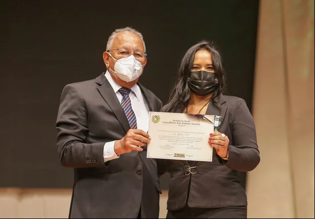 Jornalista do GP1 recebe medalha da Prefeitura de Teresina
