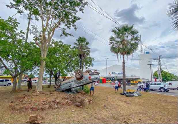 S10 fica destruída após capotar na zona leste de Teresina